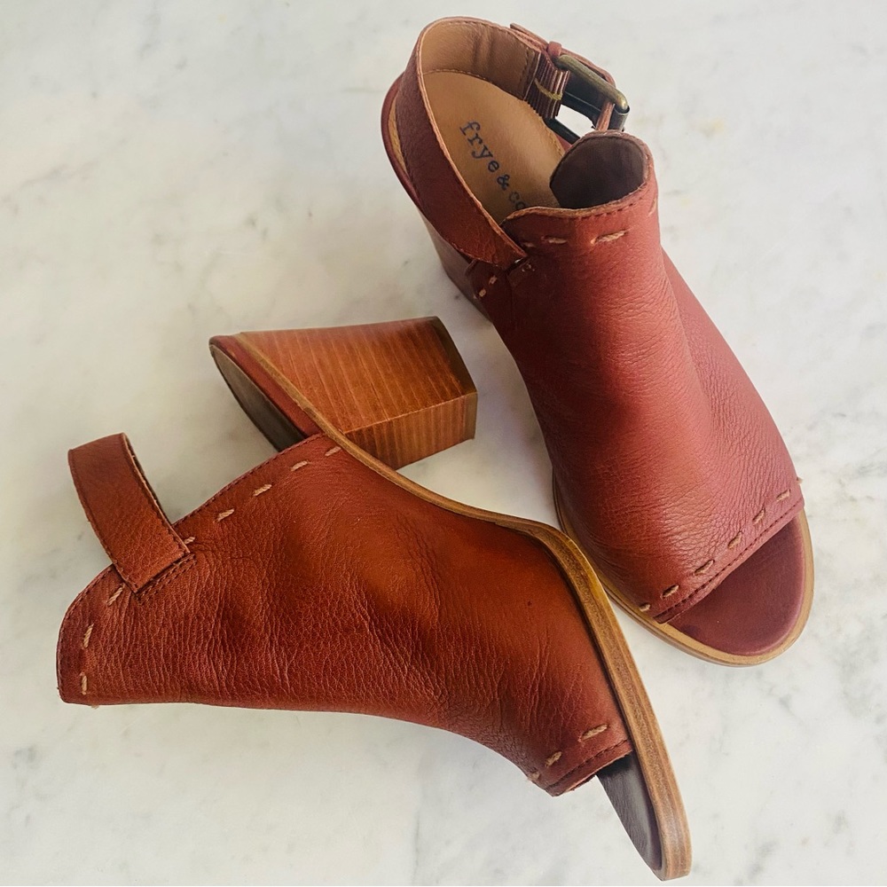 Frye & Co leather open toe stack heel  sz 8.5 FLAW